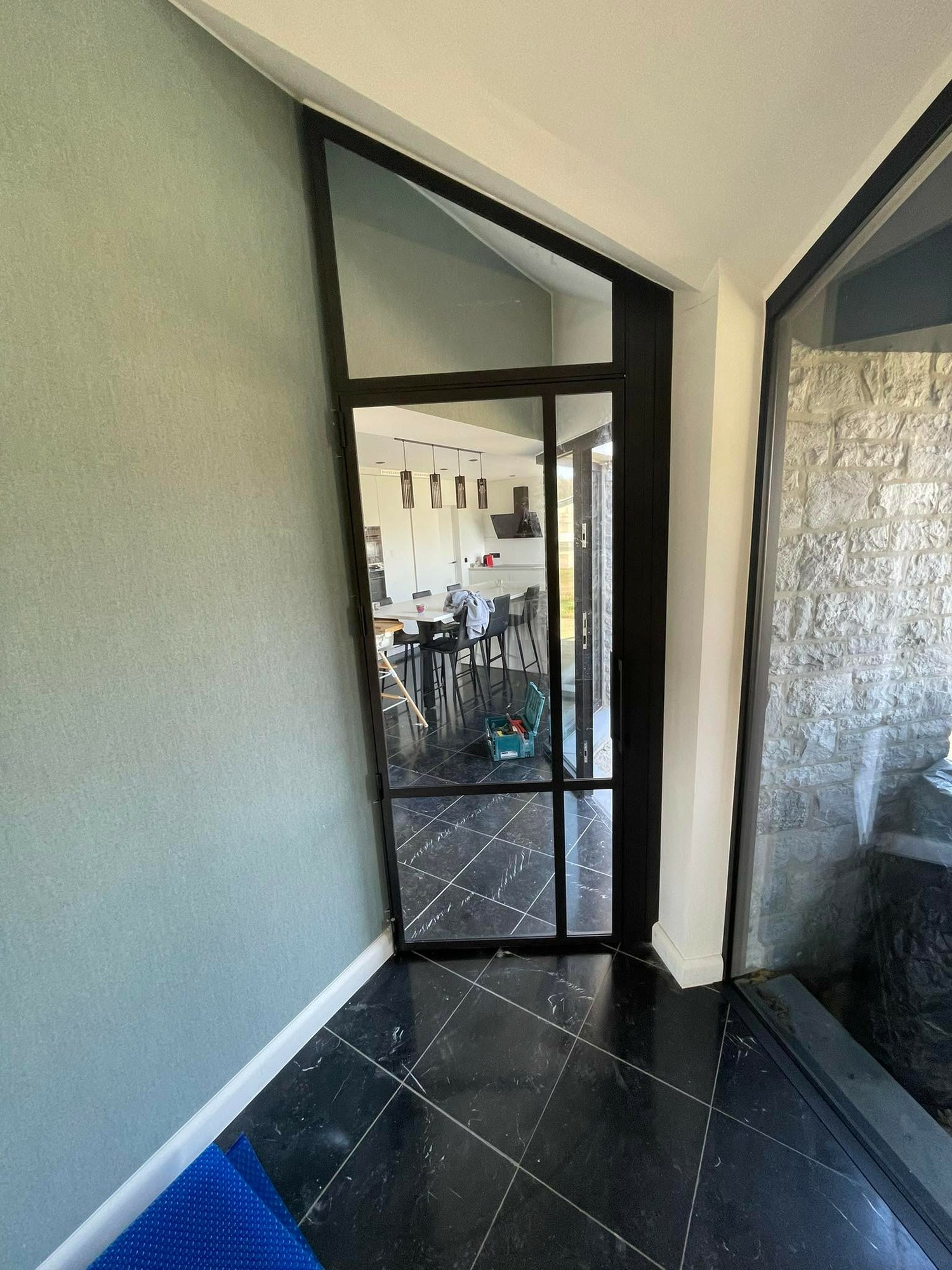 Porte intérieure vitrée à profilés noirs et petits bois