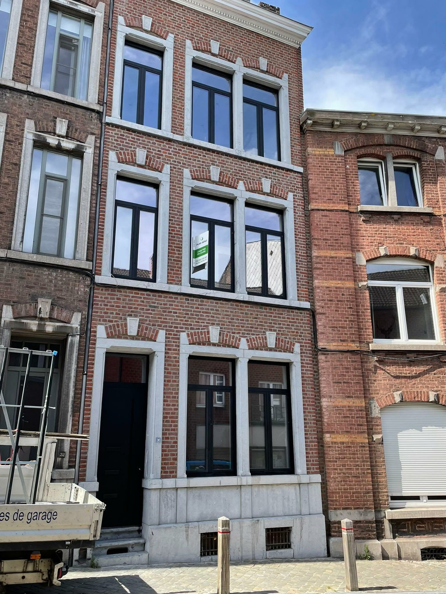 Façade de rangée urbaine rénovée avec châssis blancs