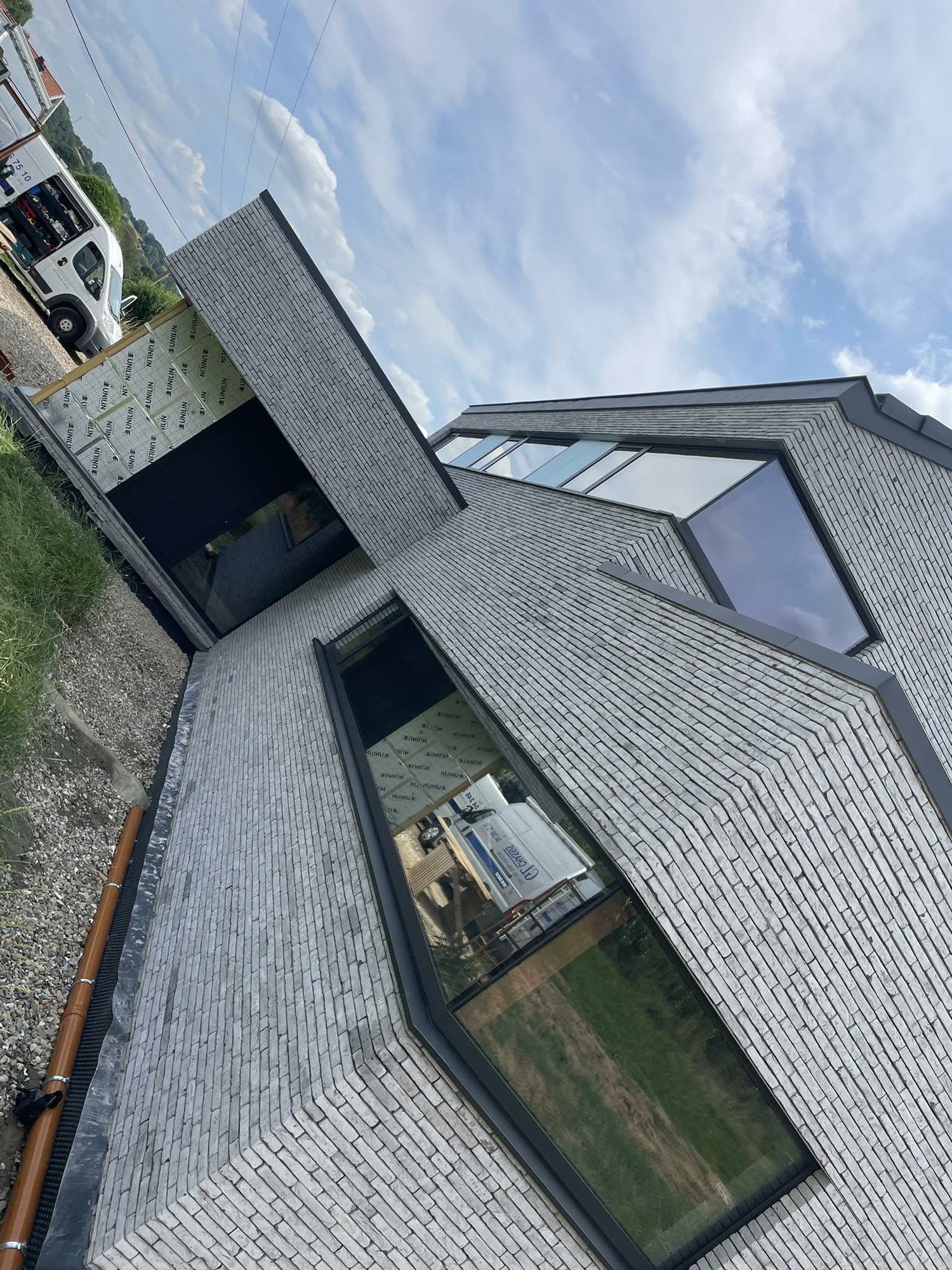 Extension contemporaine en ardoise avec vitrages fixes de grande dimension