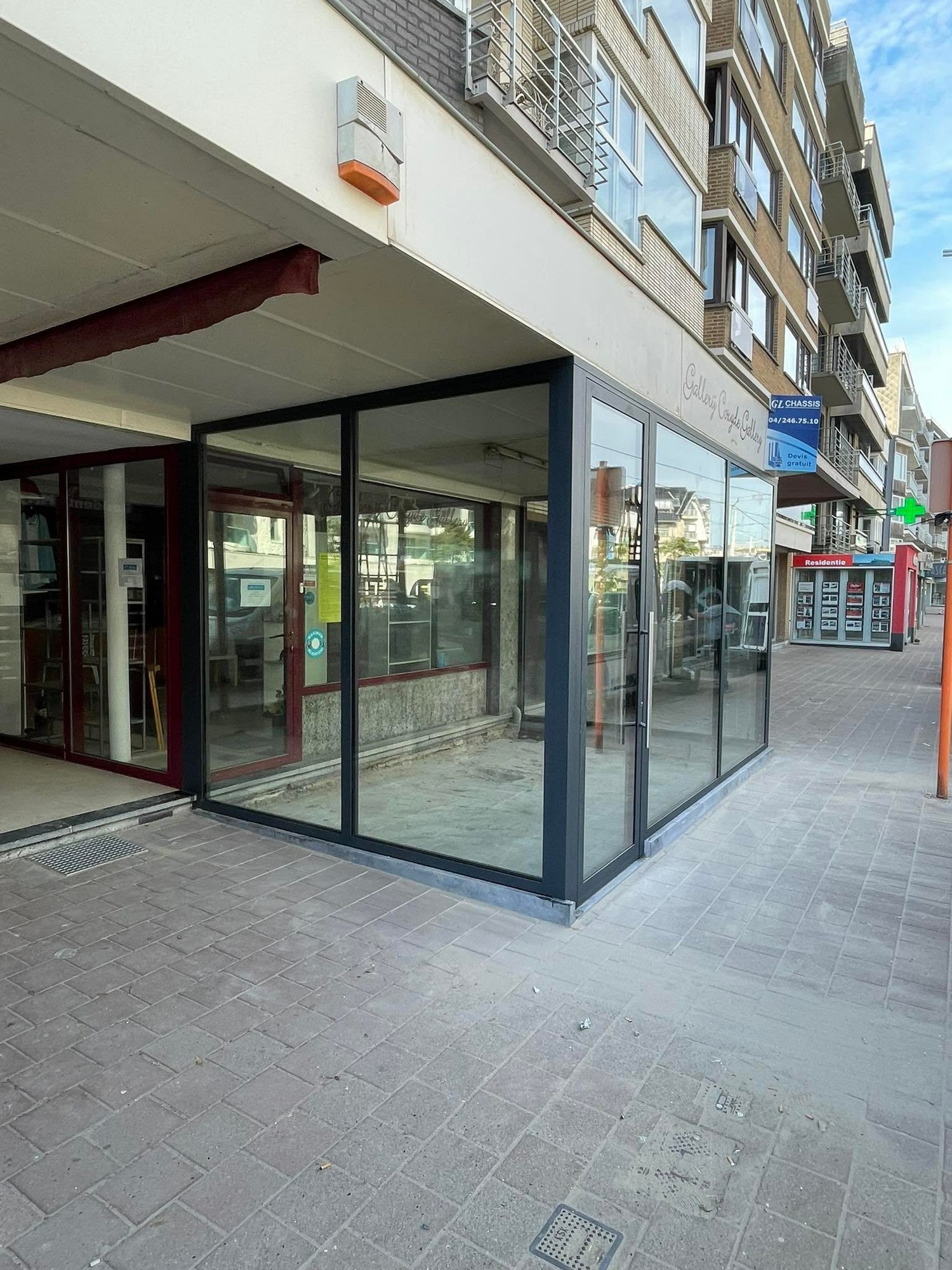 Vitrine commerciale toute hauteur en profilés aluminium