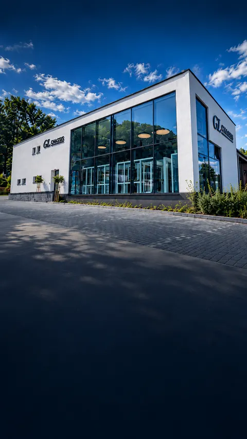 Showroom GL Chassis, bâtiment vitré contemporain