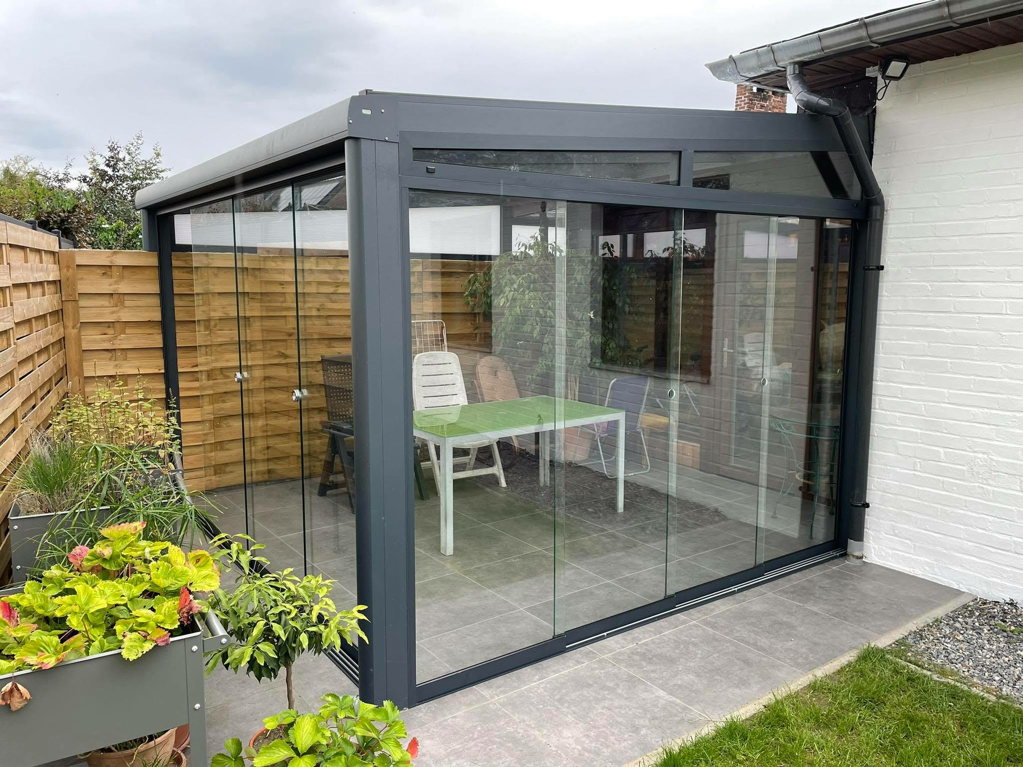 Petite pergola vitrée fermée dans une cour close
